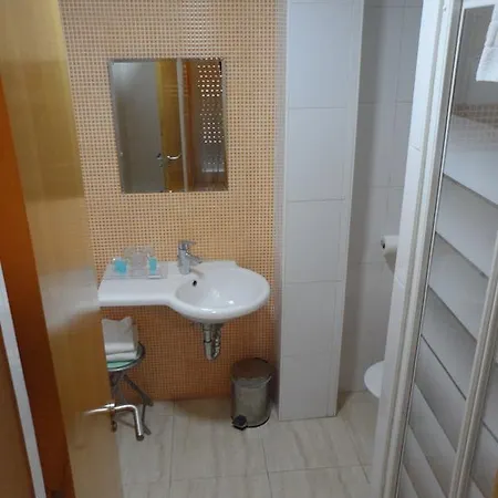 Dos De Mayo Guest house *